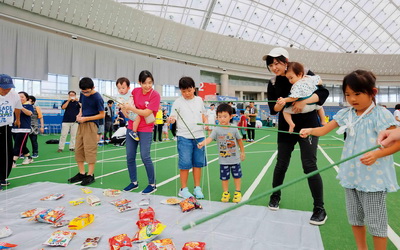 写真2・お菓子釣り競技