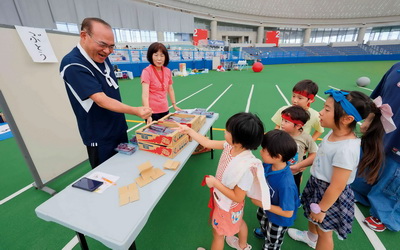 写真6・フルーツ争奪戦